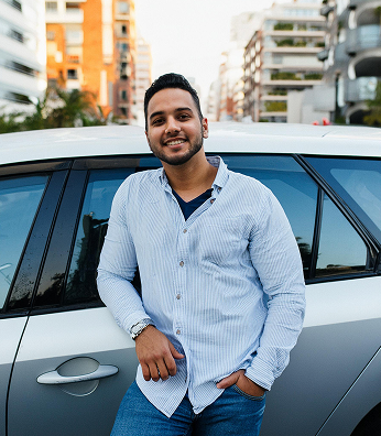 Persona junto a un auto